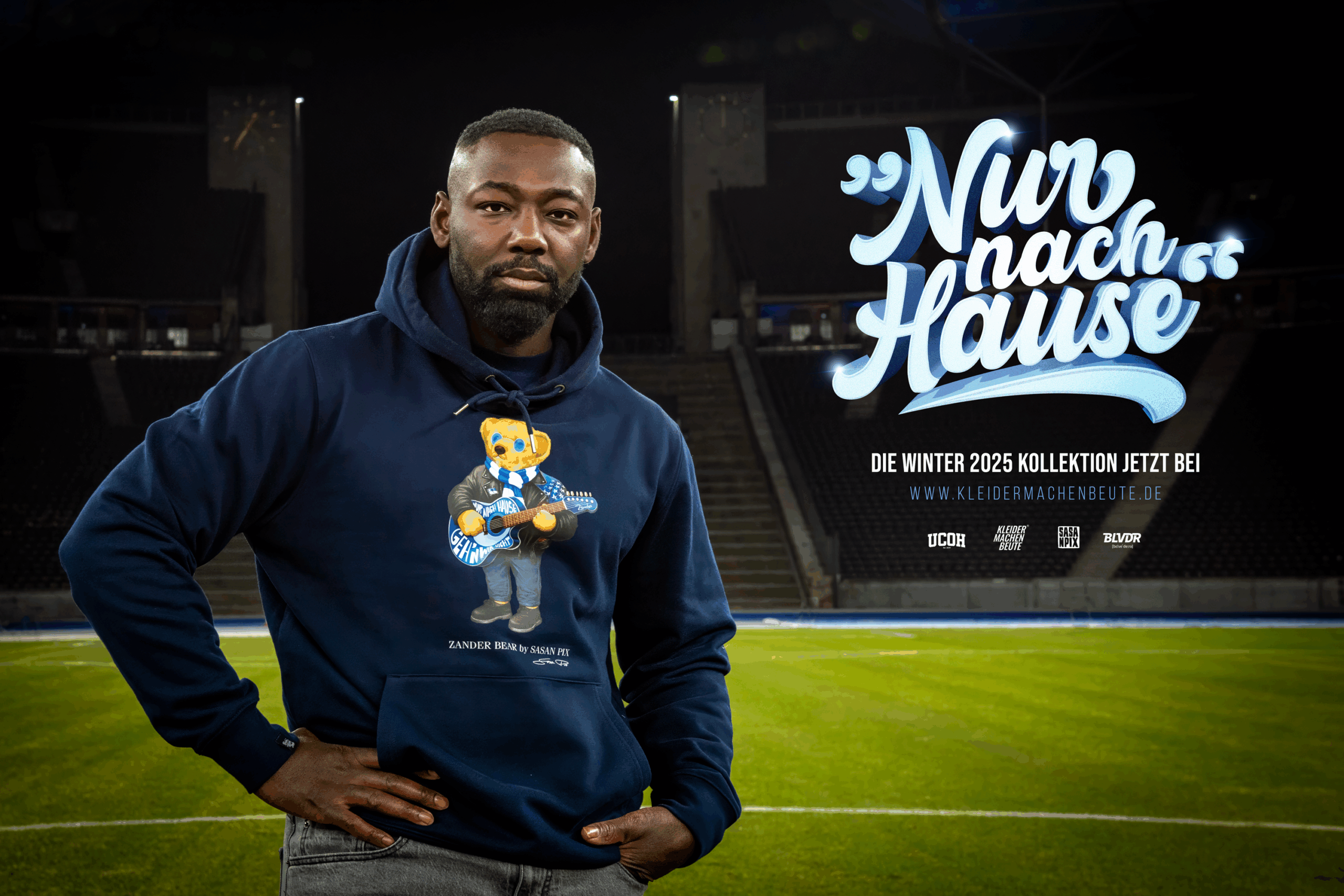 Kampagnen-Motiv im Olympiastadion: Bill Heincock trägt den Zander Bär Hoodie. Overlay-Text: „Nur nach Hause“ – Die Winter 2025 Kollektion jetzt bei kleidermachenbeute.de. Logos von UCOH, Sasan Pix und BLVDR.